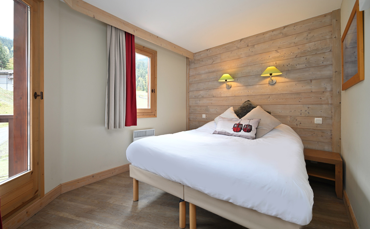 A
                            picture containing floor, indoor, wall, room
                            Description automatically generated